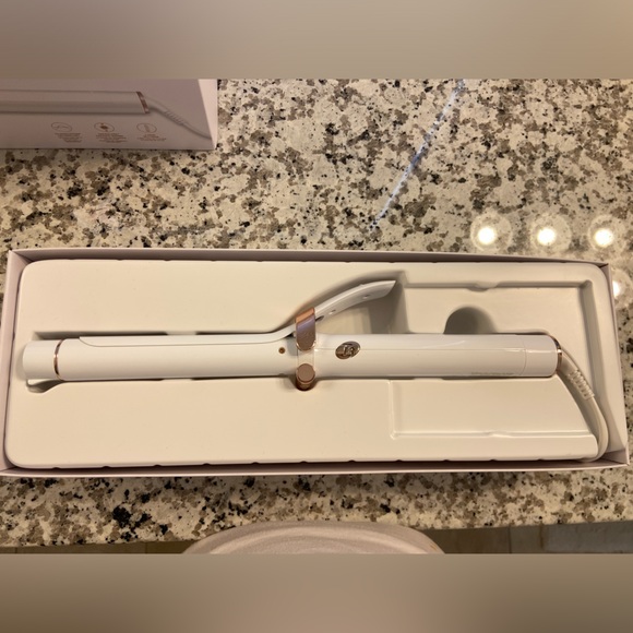 NWB T3 curling iron 1 inch - Picture 2 of 5